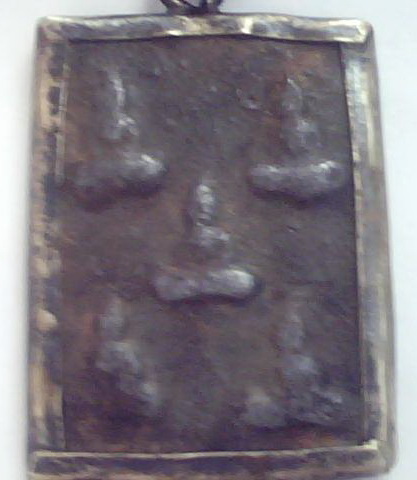 เก่ามากๆครับองค์นี้ เนื้อเป็นเหล็ก มีพระ 5 องค์ในเหรียญเดียว..ท่านเซียนช่วยดูให้ผมหน่อยครับวาพระอะไร