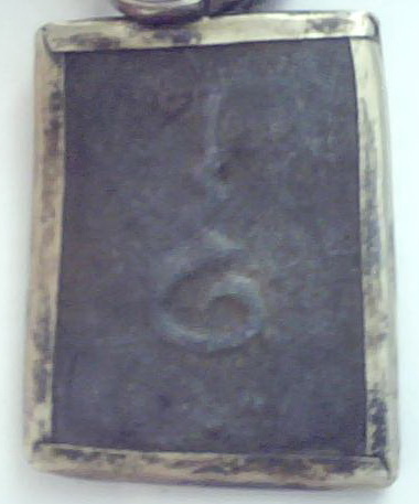 เก่ามากๆครับองค์นี้ เนื้อเป็นเหล็ก มีพระ 5 องค์ในเหรียญเดียว..ท่านเซียนช่วยดูให้ผมหน่อยครับวาพระอะไร