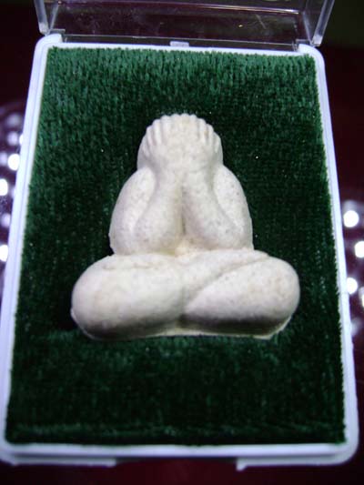 พระปิดตาเนื้อผงรุ่นแรก พระอาจารย์จิ วัดหนองหว้า รุ่นแรกที่ทำเลยคับปี44 พร้อมกล่องเดิมคับ