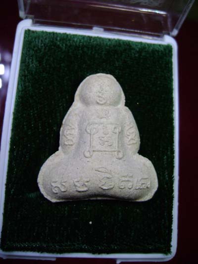 พระปิดตาเนื้อผงรุ่นแรก พระอาจารย์จิ วัดหนองหว้า รุ่นแรกที่ทำเลยคับปี44 พร้อมกล่องเดิมคับ