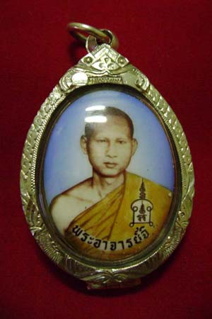 ล๊อกเก๊ตรุ่นแรกปี 48 ของพระอาจารย์จิ วัดหนองหว้าด้านหลังฝังตะกรุด และเกศาพระอาจารย์จิ 1 ใน 364 องค์