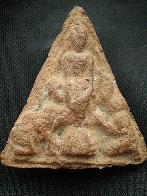 พระเนื้อดินปางป่าเรไร