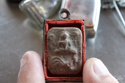 สวัสดีค่ะ...รบกวนสอบถามอย่างมากเลยค่ะ หลวงพ่อปาน ไม่รู้ว่าคุณตาโดนหลอกมาหรือเปล่า