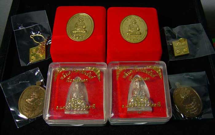 (((กรรมการเล็กหลวงแดง 2 ชุด)))รูปหล่อเศียรโตหมื่นยันต์นวะโ ลหะกลับดำ 2 องค์ เตารีด หมื่นยันต์ เนื้อร