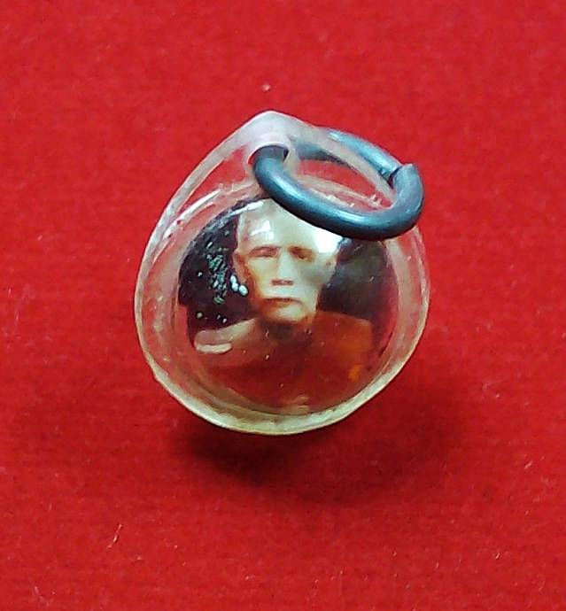 รบกวนสอบถามหลวงพ่อท่านนี้ ชื่ออะไรครับผม