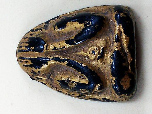 พระปิดตาหลังแบบ