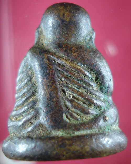 รบกวนผู้รู้ช่วยที ว่าเป็นหลวงพ่อเงินรุ่นอะไรครับ