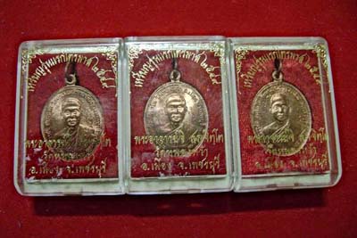 มาแรงที่สุดตอนนี้ วัตถุมงคงรุ่นแรกๆ ของพระอาจารย์ซึ่งผมให้บูชาในราคายุติธรรมถูกกว่าที่อื่นคับ