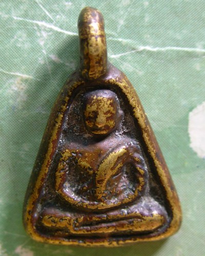 รบกวนพี่ๆเพื่อนๆช่วยชี้แน้ะด้วยครับ หลวงพ่อเงิน จอบเล็ก วัดบางคลาน