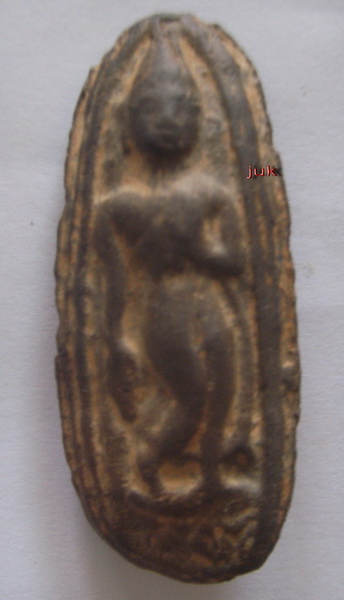 พระลีลาเนื้อดินคล้ายเม็ดขนุนแต่บางไม่ทราบว่าพระกรุมีไหมครับ