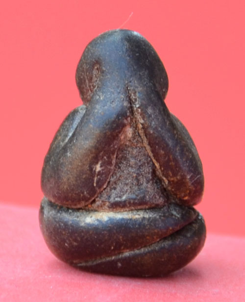 ปิดตาหลวงพ่อแก้ว วัดเครือวัลย์ พิมพ์ปั้นลอยองค์