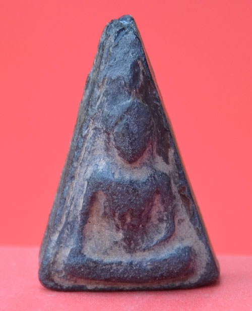 นางพระพญาเข่าโค้ง