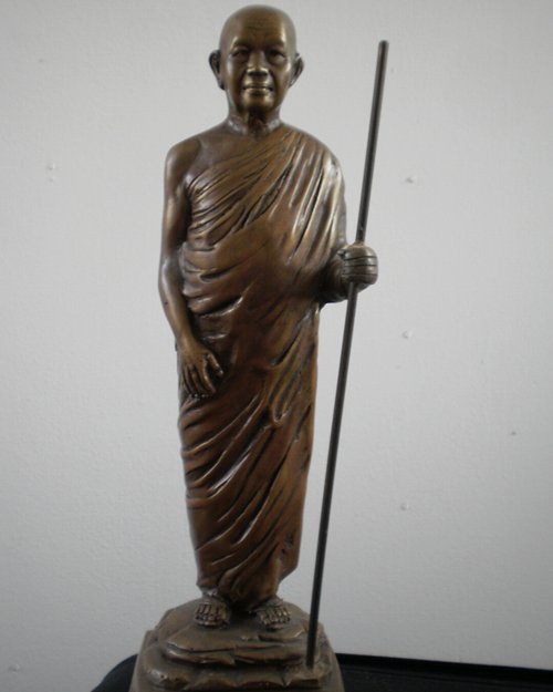 พระบูชา อาจารย์ฝั้นยืนถือไม้เท้า แท้ไหมครับ