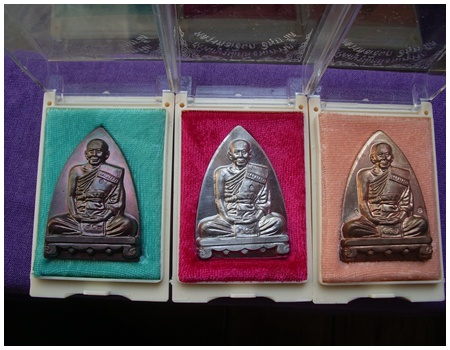 เหรียญรูปเหมือนเตารีด หลวงพ่อเอียด วัดไผ่ล้อม ปี2554 รุ่นสร้างมณฑป 3เนื้อ