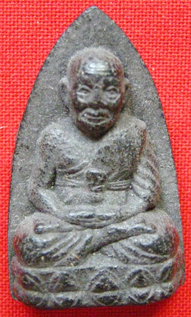 หลวงปู่ทวด หลังฝังพลอย+กับแร่อะใรซักอย่างนี่หละครับ วัดใหนสร้างครับ