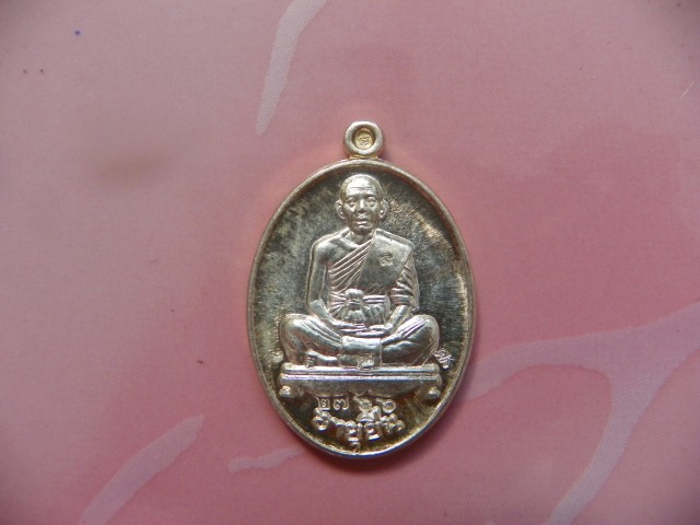 หลวงพ่อคูณอายุยืน เนื้อเงิน กล่องเดิม