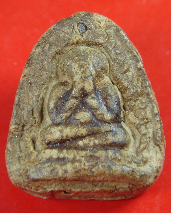 ไม่ทราบว่าพระผงปิดตาหลังยันต์ที่ไหนครับ