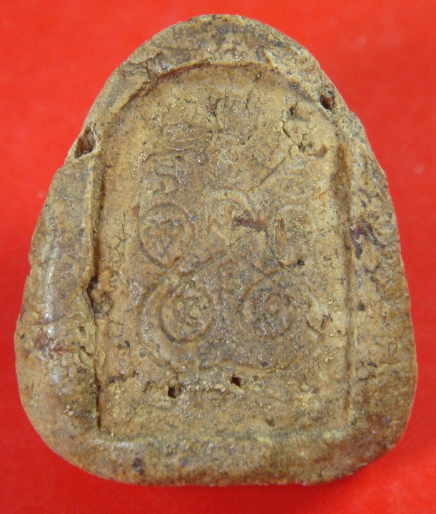 ไม่ทราบว่าพระผงปิดตาหลังยันต์ที่ไหนครับ