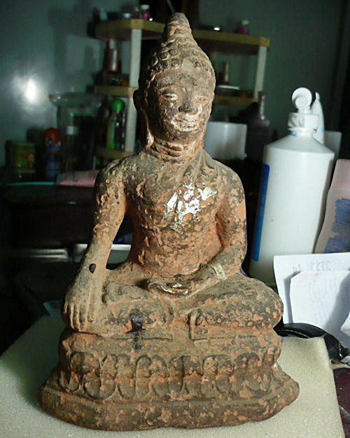 พระบูชาเนื้อดิน องค์นี้ คือพระอะไรครับ