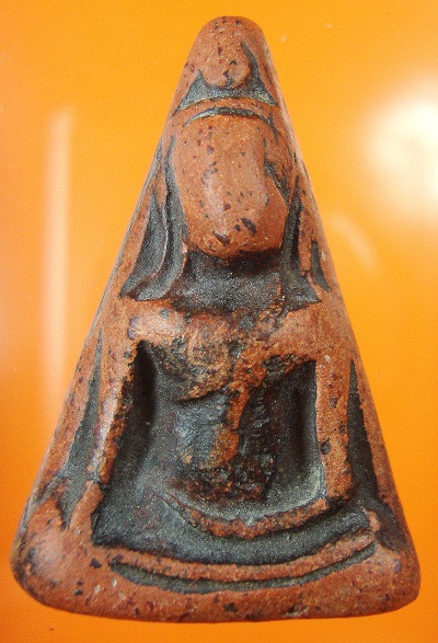 เชิญแวะชม และช่วยแนะนำครับ พระนางพญา พิมพ์ใหญ่ เข่าโค้ง เนื้อแร่ลอย สอบถามทุกท่านครับ