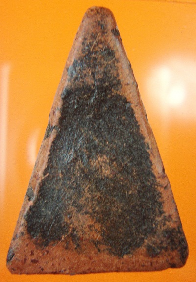 เชิญแวะชม และช่วยแนะนำครับ พระนางพญา พิมพ์ใหญ่ เข่าโค้ง เนื้อแร่ลอย สอบถามทุกท่านครับ