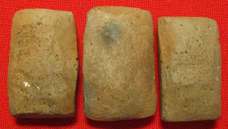 พระเนื้อดินเผา พิมพ์คล้ายๆพระกริ่ง ไม่ทราบว่า หลวงพ่ออะใรสร้างครับ รบกวนช่วยตอบหน่อยครับ