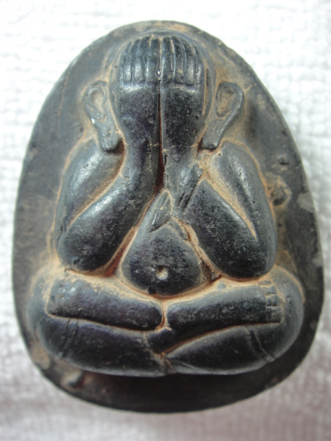 พระปิดตาเนื้อสีเทาดำ ด้านหลังมียันต์ องค์ใหญ่มาก เป็นพระที่ไหนครับ แท้มั้ยครับ