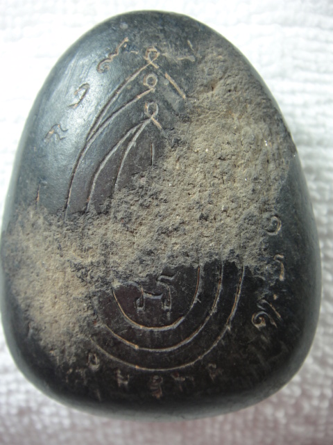 พระปิดตาเนื้อสีเทาดำ ด้านหลังมียันต์ องค์ใหญ่มาก เป็นพระที่ไหนครับ แท้มั้ยครับ