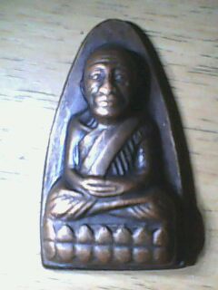 หลวงปู่ทวดหลังหนังสือใหญ่