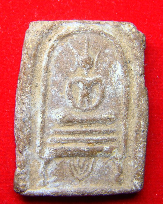 พระเนื้อดินผสมผงครับ