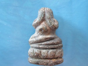 พระปิดตาเนื้อสำริดไม่ทราบที่ค่ะ