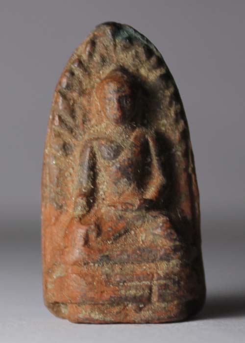 สอบถามครับว่าองค์นี้คือพระรอดใช่หรือเปล่าครับแท้หรือเปล่าครับขอบคุณครับ