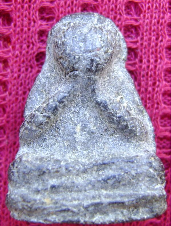 พระปิดตาข้างตอกแตก