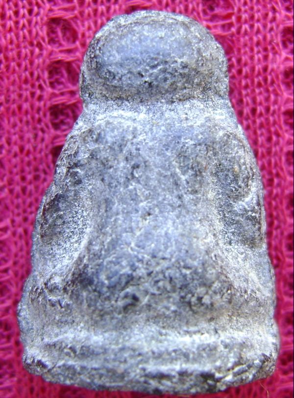 พระปิดตาข้างตอกแตก