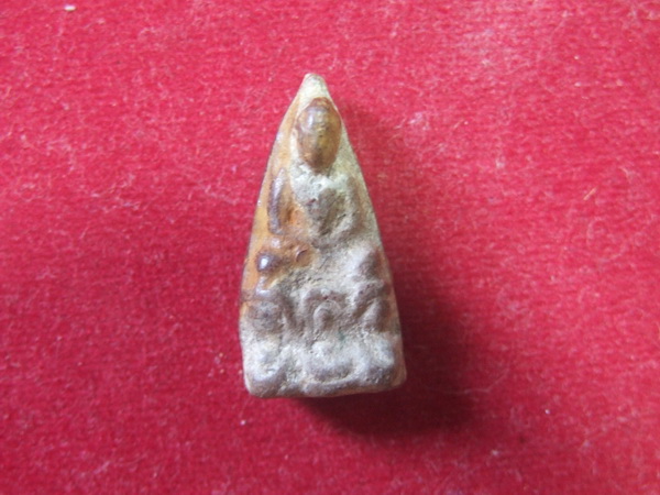 พระเนื้อดิน รบกวนผู้รู้แจ้งที่มาให้หน่อยครับว่าพระอะไร 