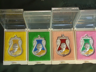 เหรียญ หลวงพ่อเอียด วัดไผ่ล้อม อยุธยา รุ่นไตรมาส ลงยา ปี 2552 มี1ชุด 4องค์ 4สี