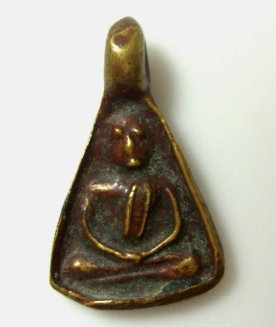  ถามผู้รู้ เหรียญหล่อ จอบเล็ก ลงชาด สำนักใดสร้างครับ?