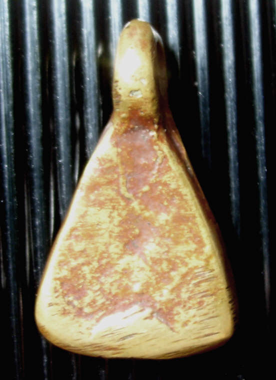  ถามผู้รู้ เหรียญหล่อ จอบเล็ก ลงชาด สำนักใดสร้างครับ?