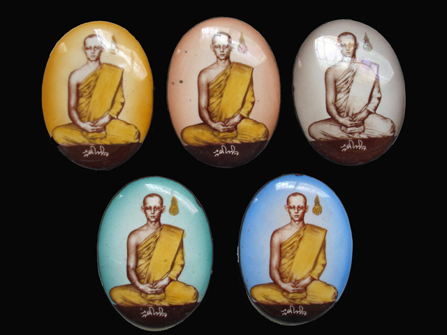 [Auto] ไข่เจียว - ล็อคเก็ตในหลวงทรงผนวช มีตราครองราช 60 ปี 5 องค์ ไม่ทราบปีที่สร้าง