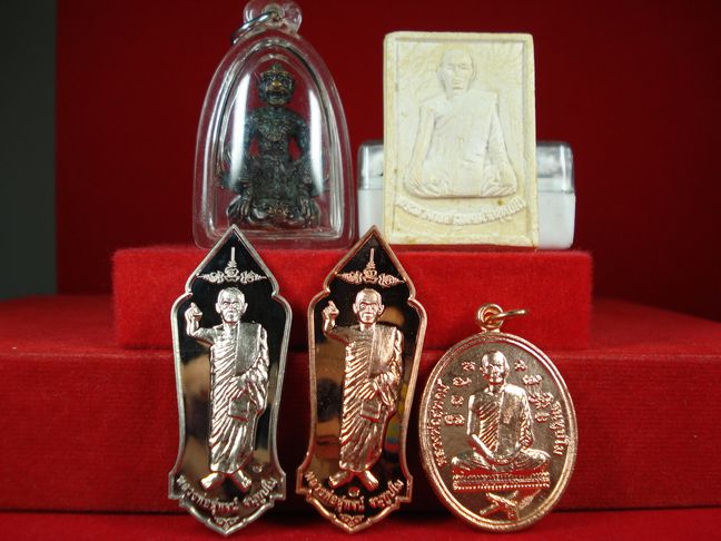 หลวงพ่อสุพจน์ วัดศรีทรงธรรม นครสวรรค์ มาเป็นชุดครับ