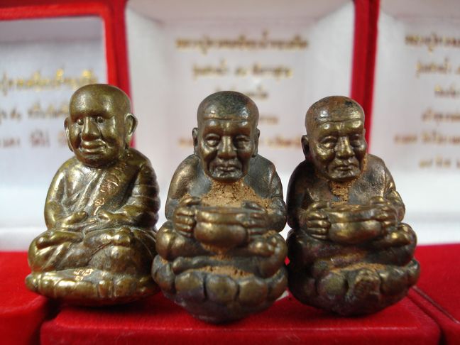 หลวงปู่ทวด อ.แดง วัดไร่ ปัตตานี มาเป็นชุดครับ