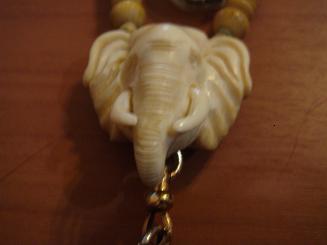 ให้เช่าพระรอดหัวข่วงสวยแช้มป์พร้อมสร้อยงาแกะหัวช้างแท้เก่าสวยมากๆ