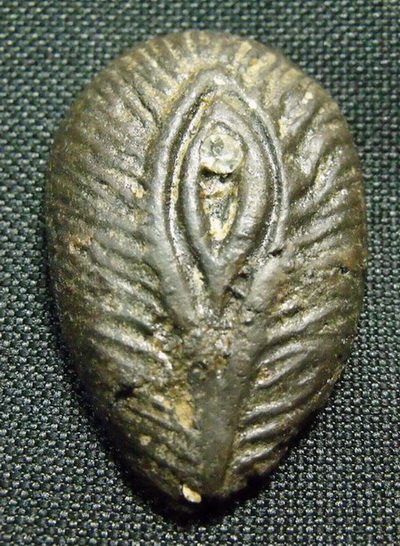 [Auto] หลวงพ่อผินะ ปิยธโร - แม่โยนีหลวงพ่อผินะ ปิยธโร หลังมีจารอักขระ