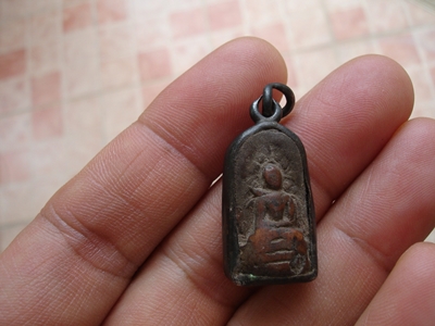 ได้มาจากหิ้งพระที่บ้านแม่ ไม่ทราบว่าเป็นพระอะไร