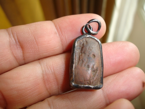 ได้มาจากหิ้งพระที่บ้านแม่ ไม่ทราบว่าเป็นพระอะไร