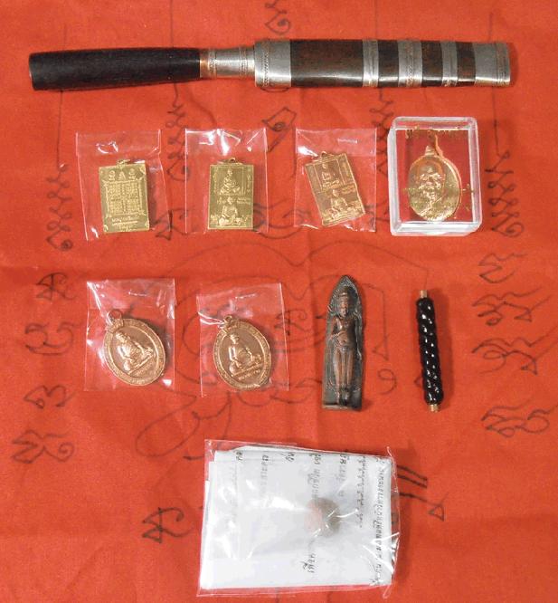 หลวงปู่วาส วัดสะพานสูง  มีดหมอด้ามครู 1ใน 99 และเหรียญ 6 เหรียญ 1 พระร่วง และตะกรุด ราคา 6,750 บาท 