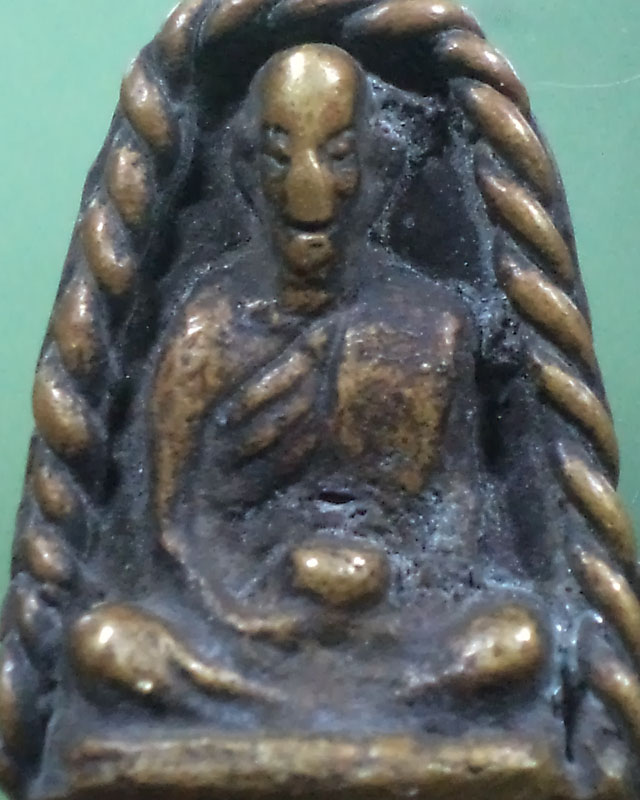 รบกวน เซียนสายตรง ให้ความกระจ่างหน่อยครับ เหรียญหล่อเกลียวเชือกหลวงพ่อทบ