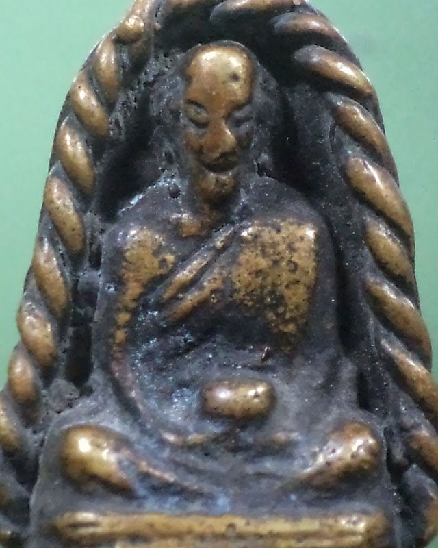 รบกวน เซียนสายตรง ให้ความกระจ่างหน่อยครับ เหรียญหล่อเกลียวเชือกหลวงพ่อทบ