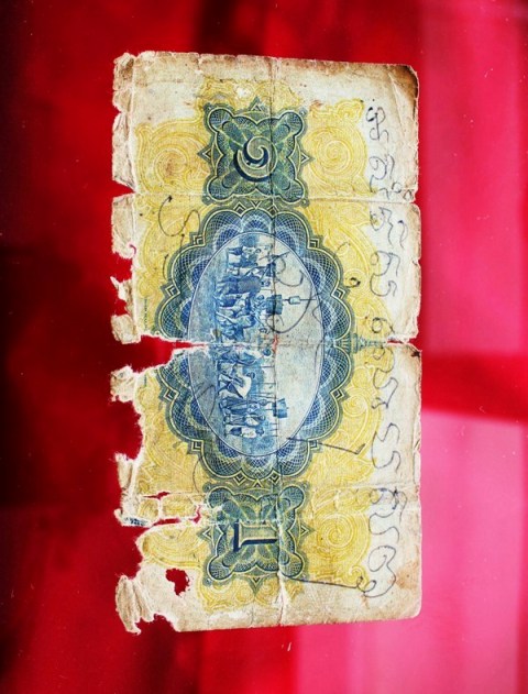 ธนบัตรเก่าครับ แต่มีจารของพระเกจิครับ