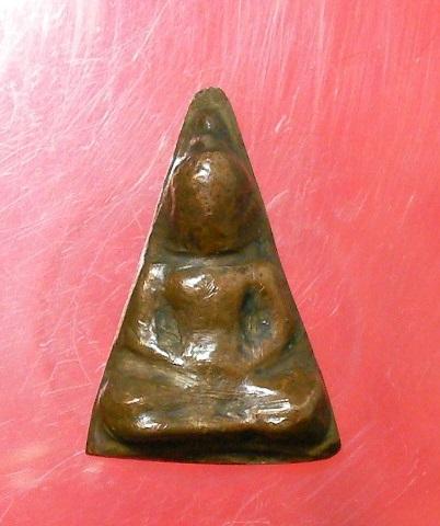 ขออนุญาตเรียนถาม...พระเนื้อทองแดงพิมพ์สามเหลี่ยม  ขนาดเล็ก...ไม่ทราบจาก?